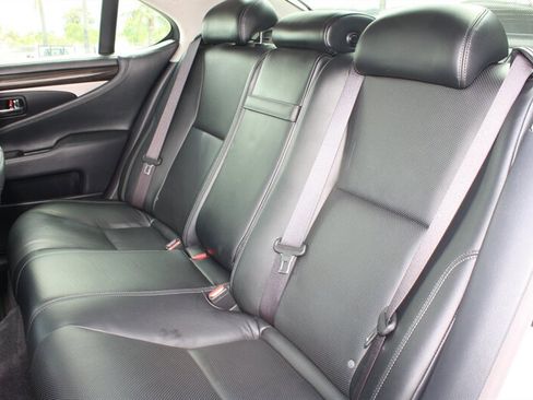 Used 2013 Lexus LS 460 w/ Comfort Pkg image 23