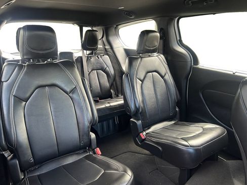 Used 2025 Chrysler Pacifica Select FWD image 18