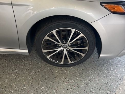 Used 2018 Toyota Camry SE image 4