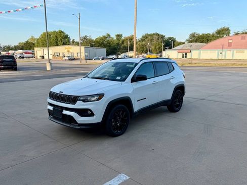 Used 2025 Jeep Compass Latitude w/ Convenience Group AWD/4WD image 8