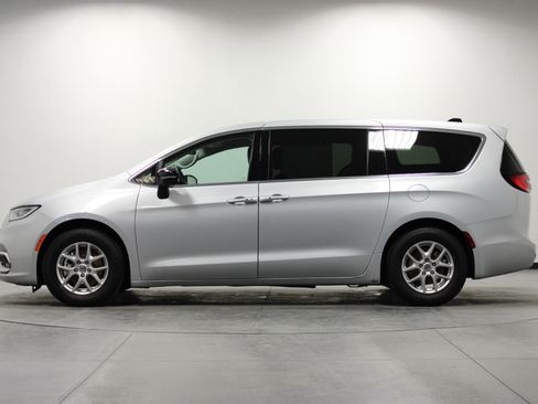 Used 2024 Chrysler Pacifica Touring-L FWD image 7