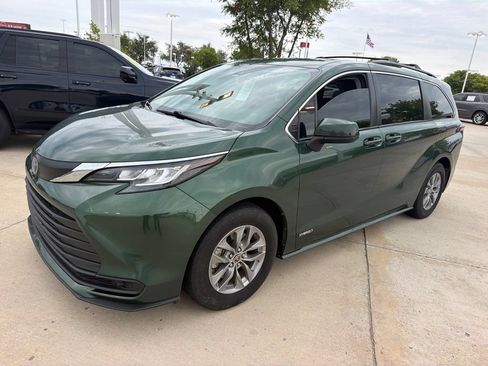 Used 2021 Toyota Sienna LE w/ LE Plus Package FWD image 1