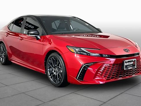 Used 2025 Toyota Camry XSE FWD image 3