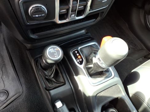 Used 2021 Jeep Wrangler Unlimited Sahara image 23