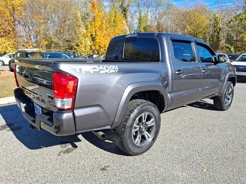 Used 2018 Toyota Tacoma TRD Sport image 6