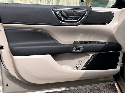 Used 2017 Lincoln Continental Premiere image 22