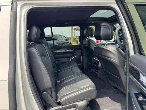 Used 2022 Jeep Wagoneer Series II w/ Premium Group I AWD/4WD image 12