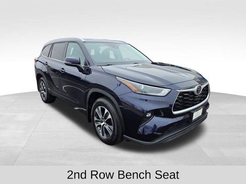 Used 2022 Toyota Highlander XLE AWD/4WD image 12