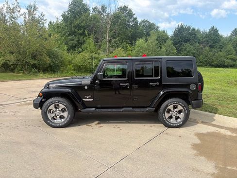 Used 2017 Jeep Wrangler Unlimited Sahara AWD/4WD image 6