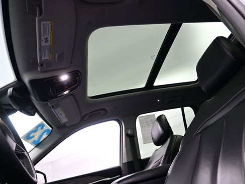 Used 2023 Jeep Grand Cherokee Limited w/ Black Appearance Package image 18