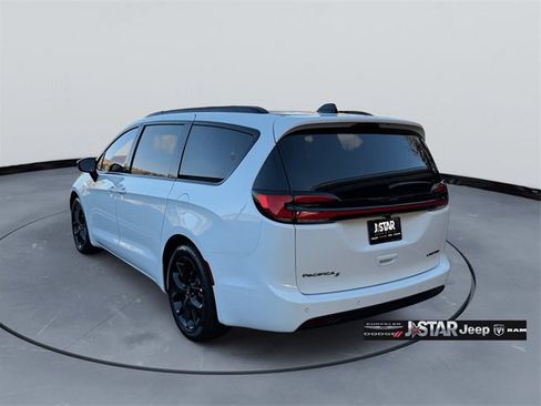 New 2026 Chrysler Pacifica Limited image 12