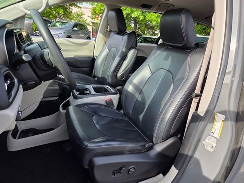 Used 2022 Chrysler Pacifica Touring-L FWD image 7