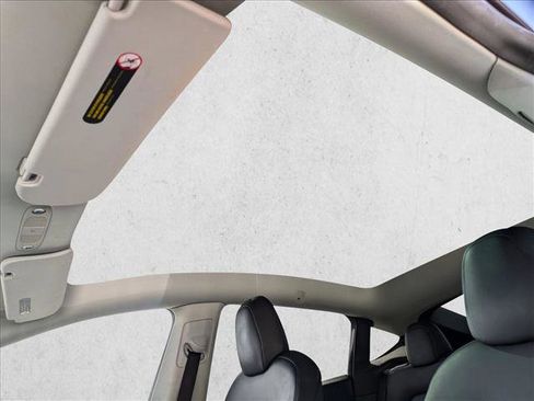 Used 2022 Tesla Model Y Long Range image 12