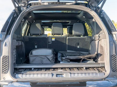 Certified 2024 Land Rover Discovery Dynamic SE image 38