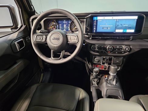 Used 2025 Jeep Gladiator Mojave w/ Convenience Group image 9