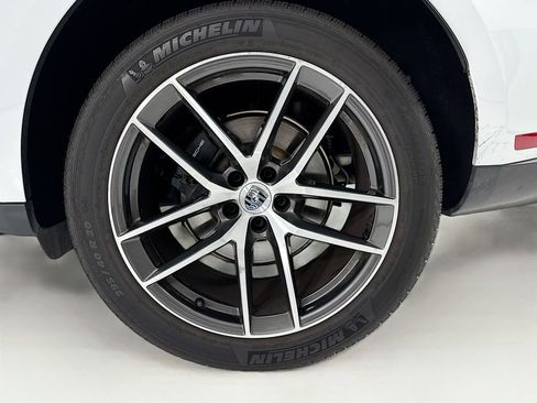 Certified 2025 Porsche Macan AWD/4WD image 11