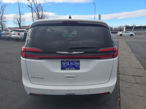 Used 2024 Chrysler Pacifica Touring-L image 6