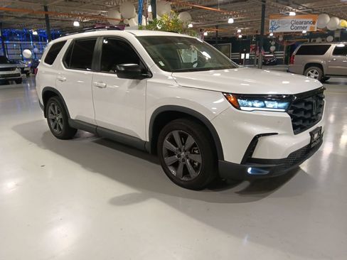 Used 2023 Honda Pilot Sport image 1