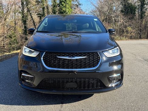 Used 2025 Chrysler Pacifica Select image 3