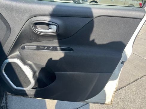 Used 2019 Jeep Renegade Latitude FWD image 41