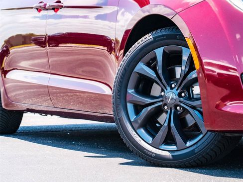 Used 2019 Chrysler Pacifica Touring-L FWD image 2