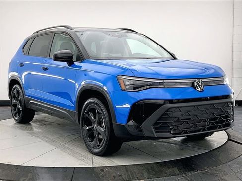 Certified 2025 Volkswagen Taos SE AWD/4WD image 1