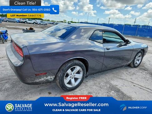 Used 2014 Dodge Challenger SXT RWD image 4