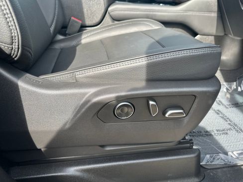 Used 2025 GMC Yukon XL Denali AWD/4WD image 40