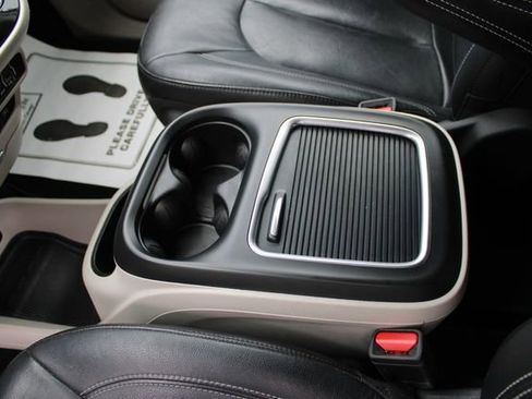 Used 2022 Chrysler Pacifica Touring-L FWD image 21