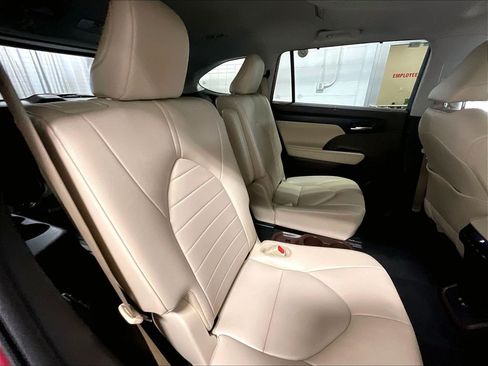 Used 2021 Toyota Highlander XLE AWD/4WD image 16