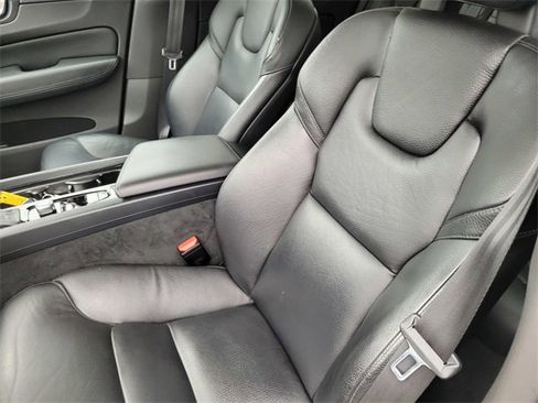 Used 2018 Volvo XC60 T6 Momentum w/ Convenience Package image 10