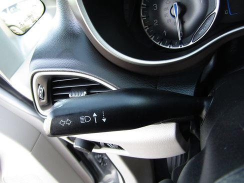 Used 2022 Chrysler Voyager LX FWD image 11