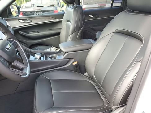 New 2025 Jeep Grand Cherokee Limited w/ Black Appearance Package image 16