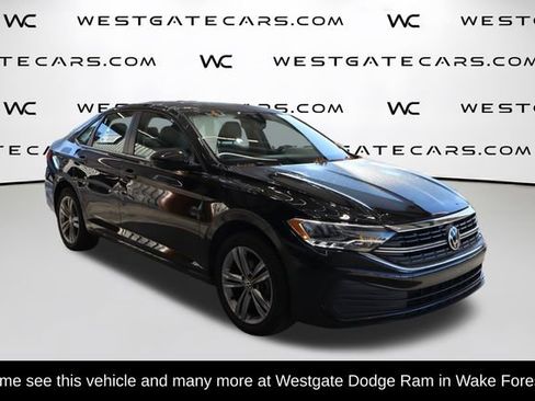 Used 2022 Volkswagen Jetta SE image 2