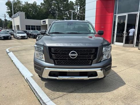 Used 2024 Nissan Titan SV w/ SV Convenience Package RWD image 2