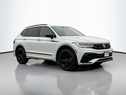 Used 2023 Volkswagen Tiguan SE R-Line image 1