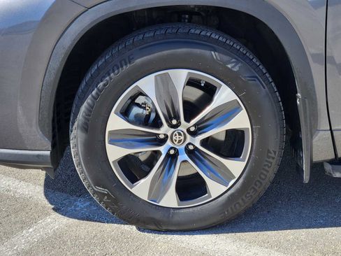 Used 2024 Toyota Highlander XLE image 9
