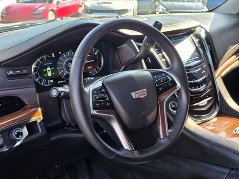 Used 2017 Cadillac Escalade Luxury image 17