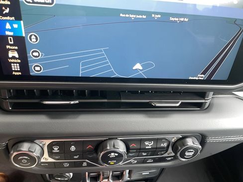 Used 2025 Jeep Wrangler Unlimited Sahara image 11