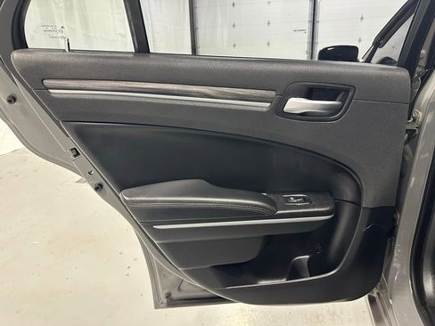 Used 2019 Chrysler 300 Touring RWD image 40