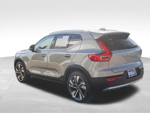 Used 2025 Volvo XC40 B5 Plus image 7