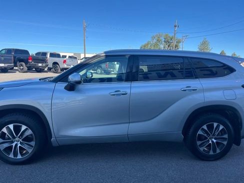 Used 2022 Toyota Highlander XLE AWD/4WD image 5