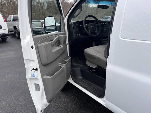 Used 2017 GMC Savana 2500 w/ Door Trim Panel Package image 9