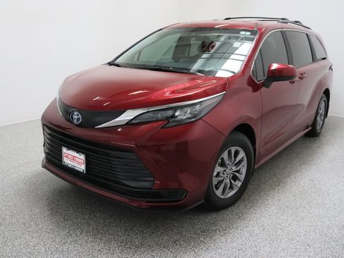 Used 2025 Toyota Sienna LE image 2