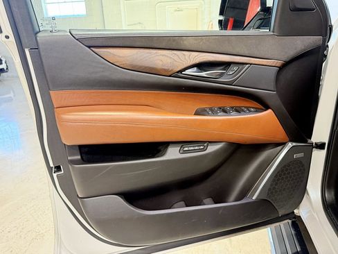 Used 2016 Cadillac Escalade ESV Premium image 32