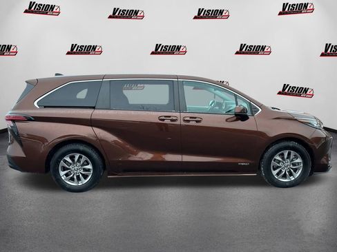 Used 2021 Toyota Sienna LE image 4