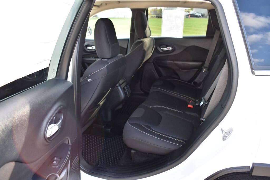 Used 2015 Jeep Cherokee Latitude w/ Comfort/Convenience Group AWD/4WD image 12