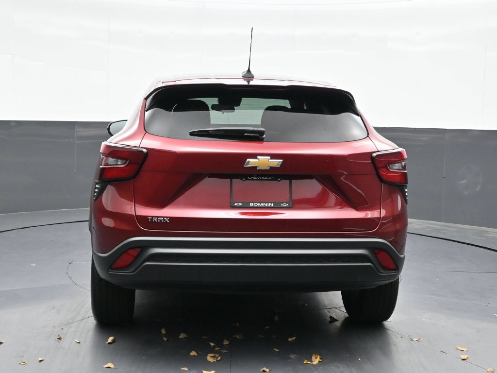 Used 2025 Chevrolet Trax LS FWD image 4