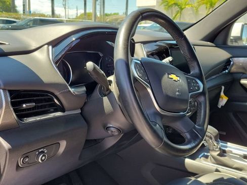 Used 2023 Chevrolet Traverse Premier FWD image 7
