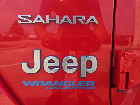 Used 2022 Jeep Wrangler Unlimited Sahara w/ Cold Weather Group AWD/4WD image 11